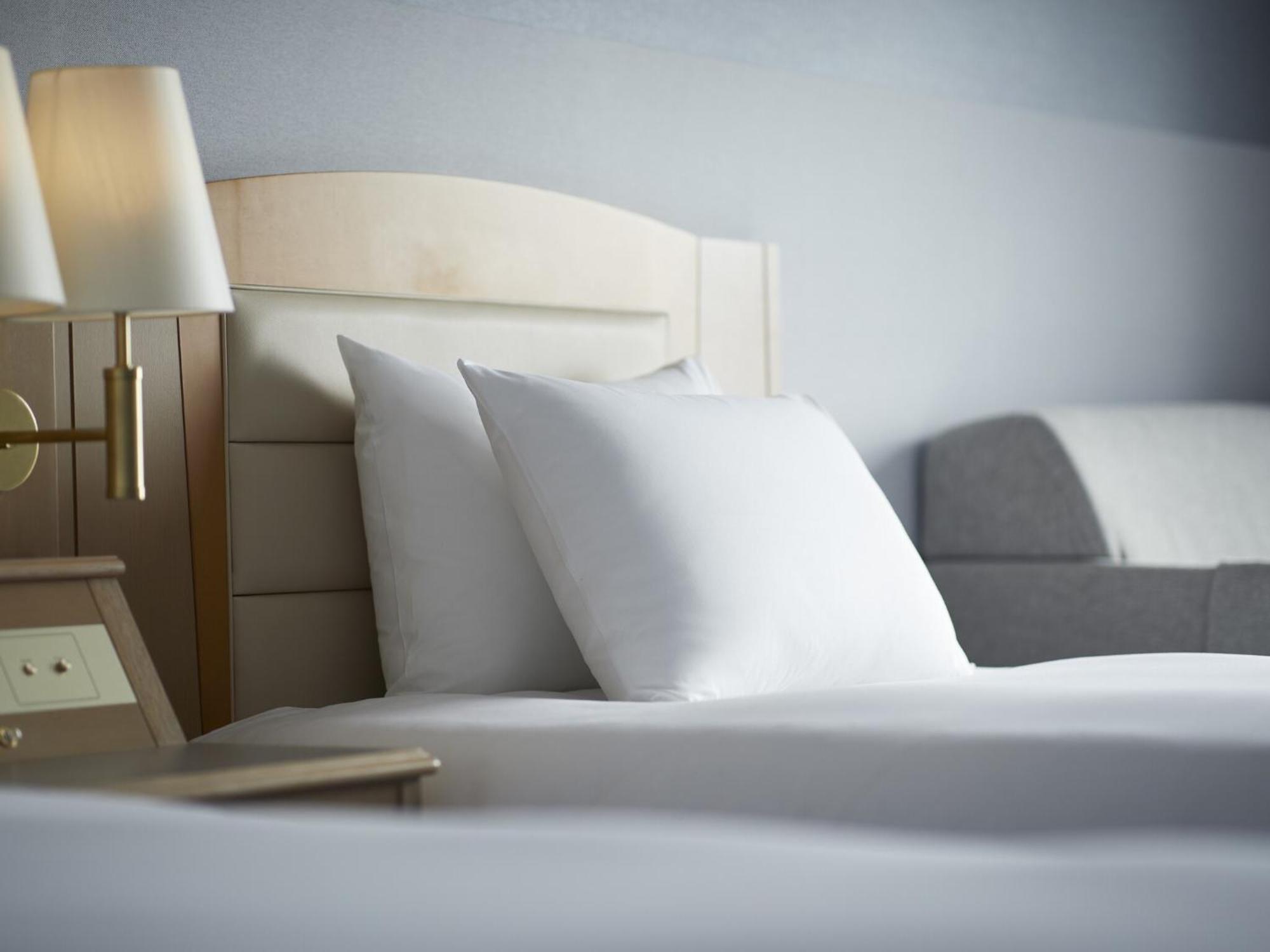 Ana Crowne Plaza Chitose By Ihg Hotel Kültér fotó A bed with pillows