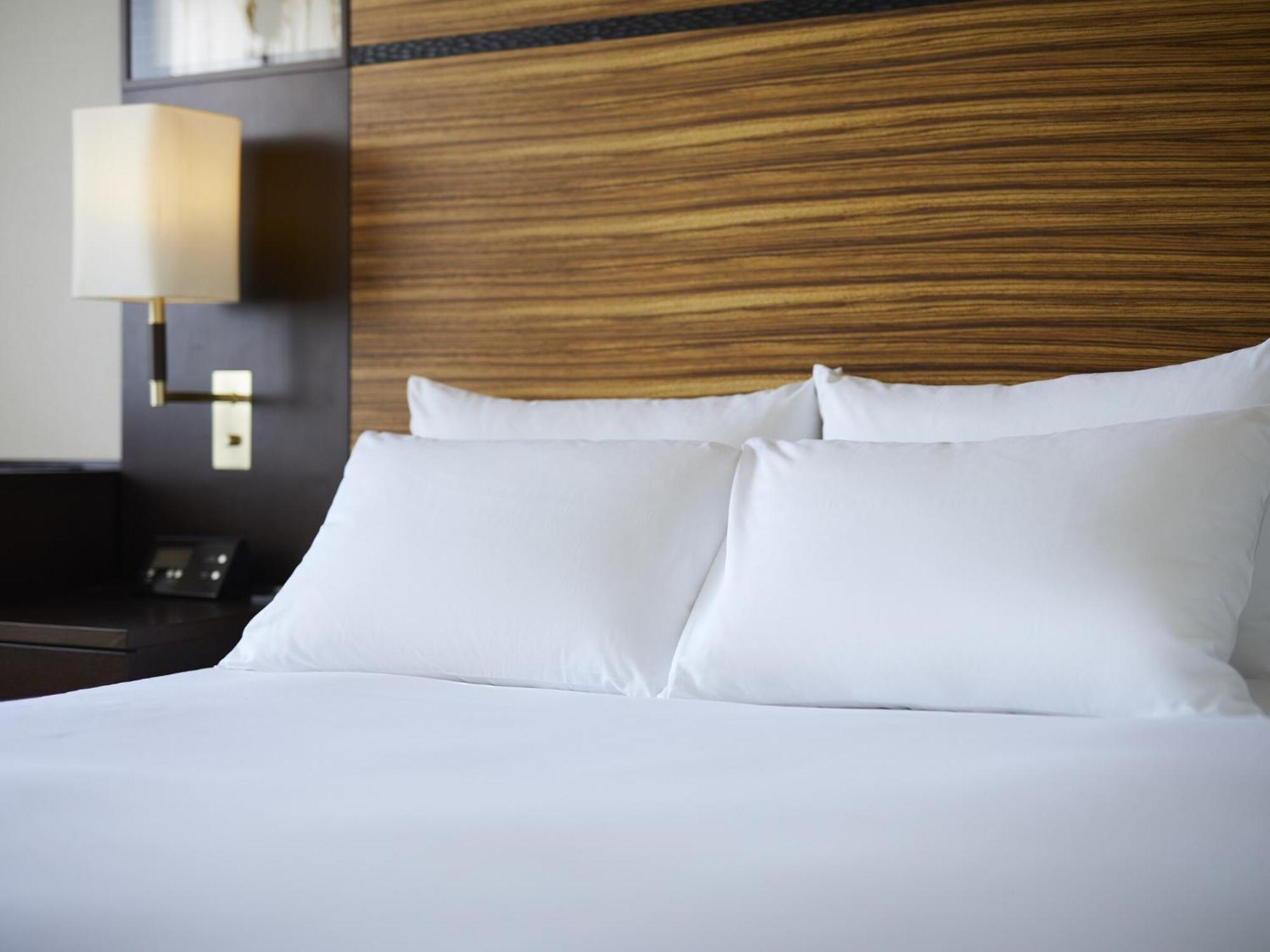 Ana Crowne Plaza Chitose By Ihg Hotel Kültér fotó A bed with two pillows