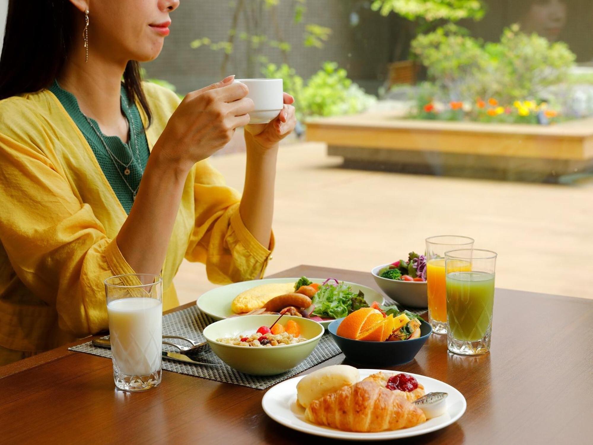Ana Crowne Plaza Chitose By Ihg Hotel Kültér fotó A woman drinking tea with breakfast